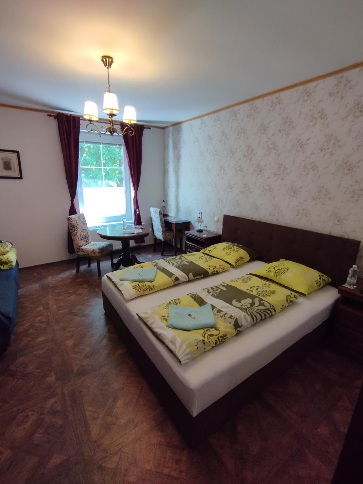 Bynovecky Zamecek Hotel ภายนอก รูปภาพ