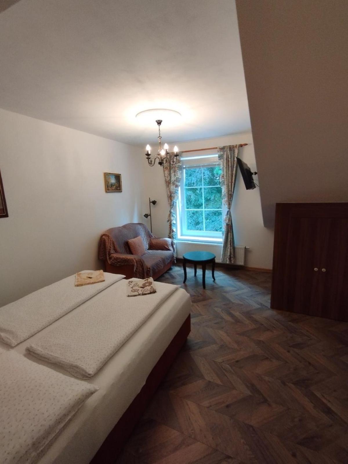 Bynovecky Zamecek Hotel ภายนอก รูปภาพ