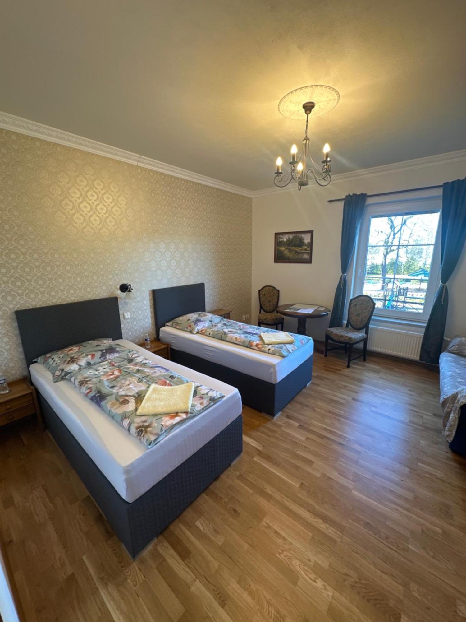 Bynovecky Zamecek Hotel ภายนอก รูปภาพ