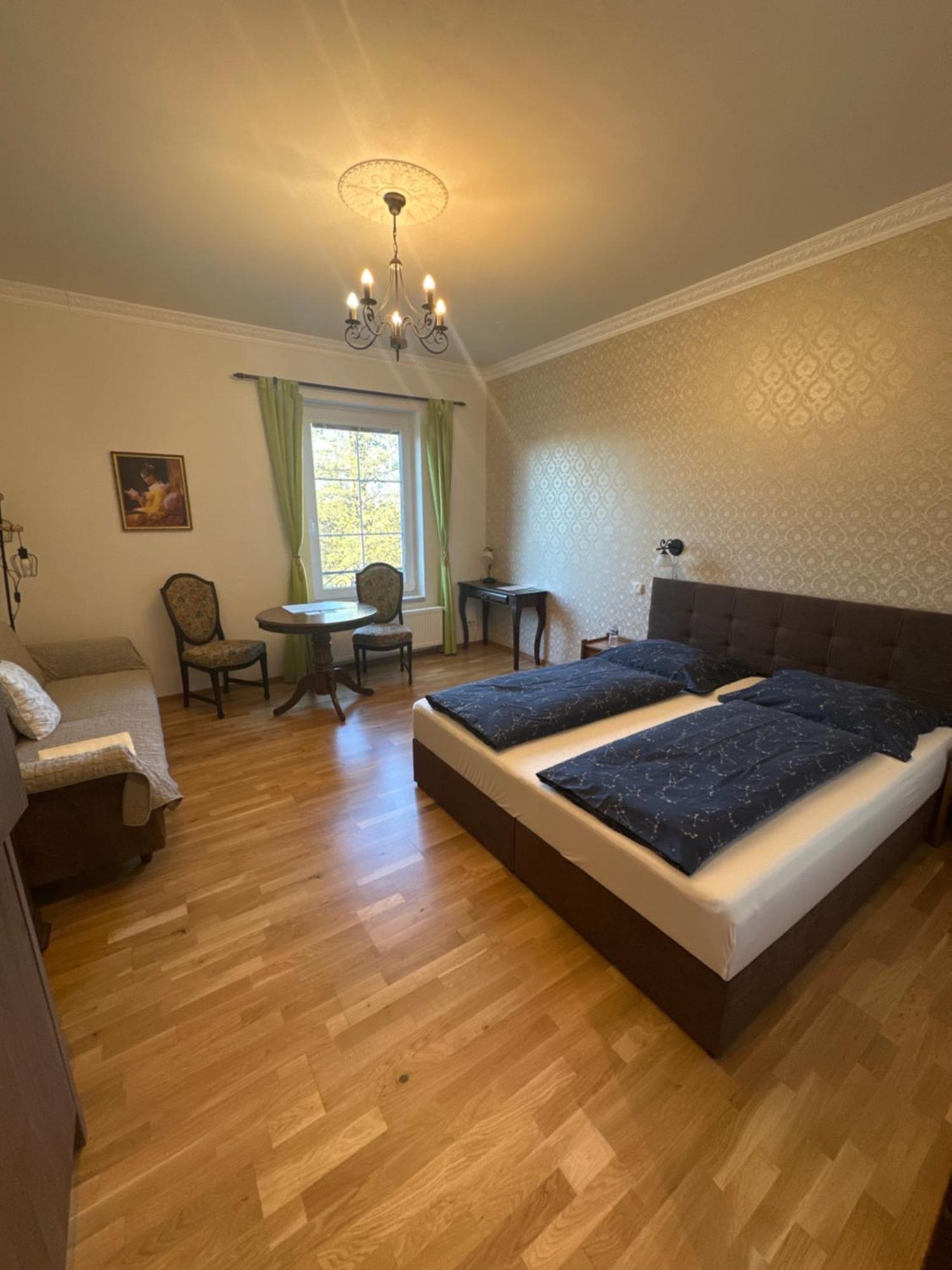 Bynovecky Zamecek Hotel ภายนอก รูปภาพ