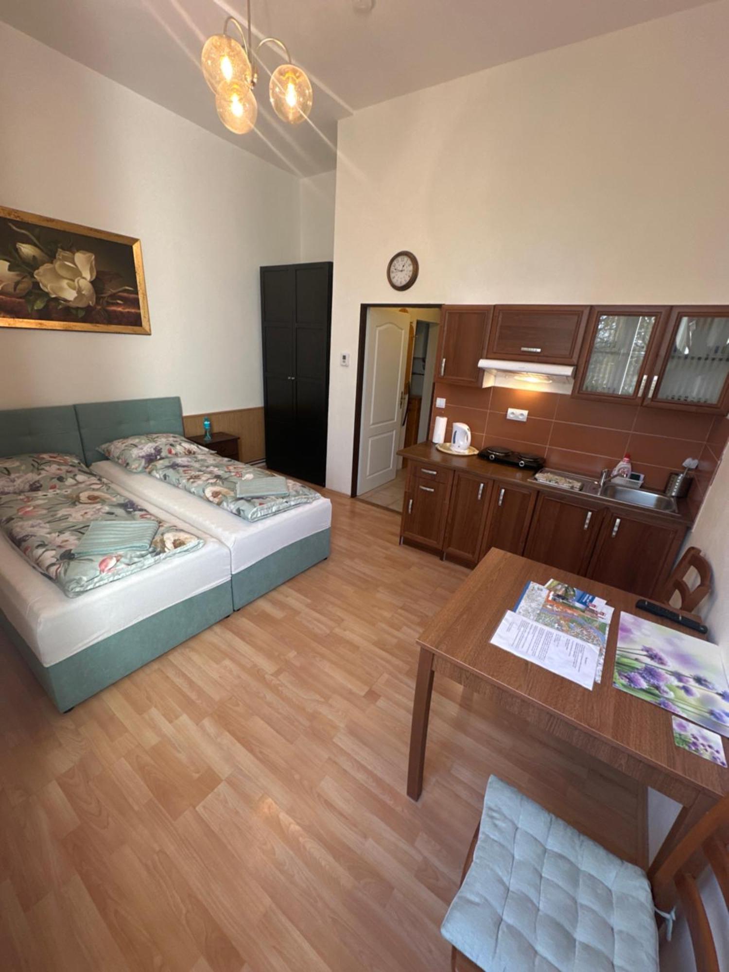 Bynovecky Zamecek Hotel ภายนอก รูปภาพ