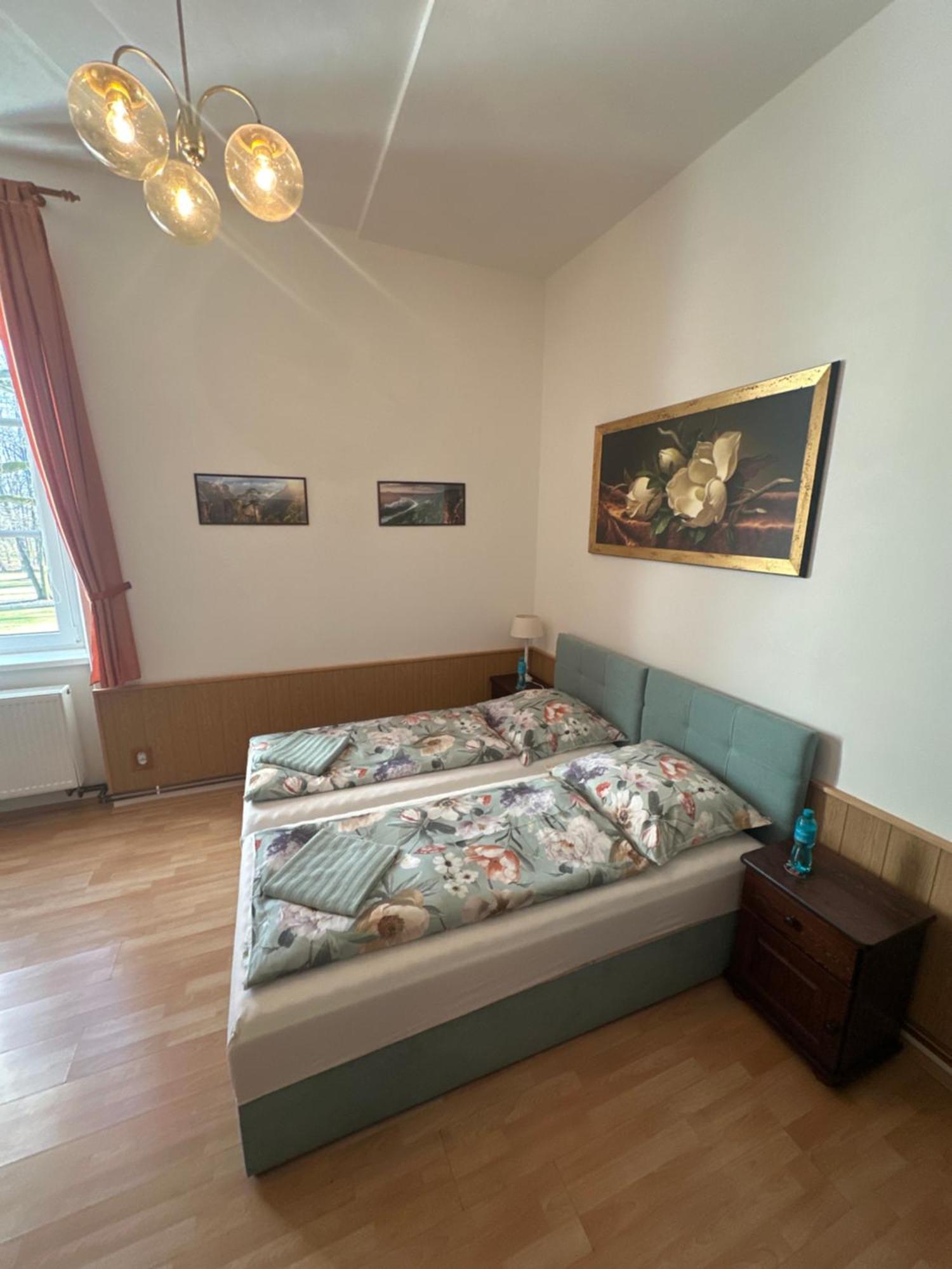 Bynovecky Zamecek Hotel ภายนอก รูปภาพ