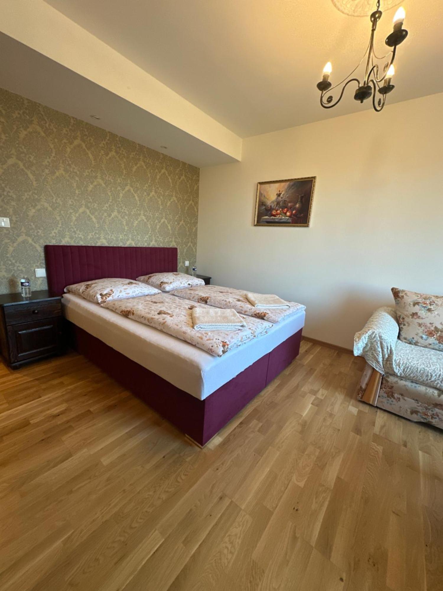 Bynovecky Zamecek Hotel ภายนอก รูปภาพ