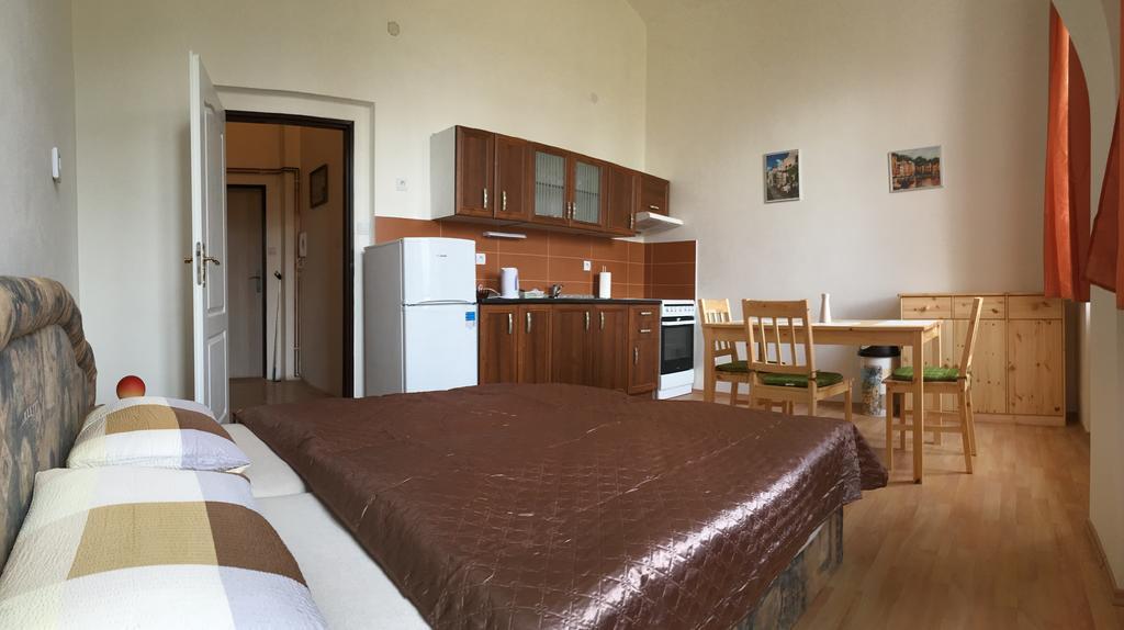 Bynovecky Zamecek Hotel ภายนอก รูปภาพ