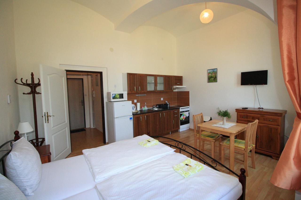 Bynovecky Zamecek Hotel ภายนอก รูปภาพ