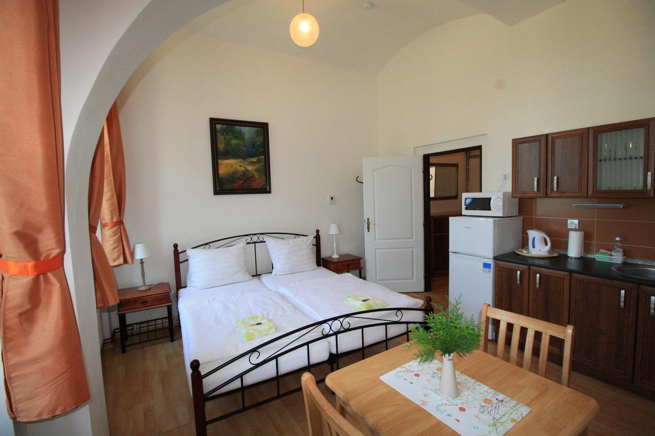 Bynovecky Zamecek Hotel ภายนอก รูปภาพ