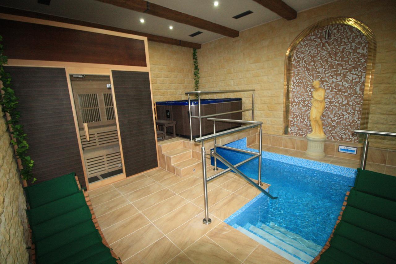 Bynovecky Zamecek Hotel ภายนอก รูปภาพ