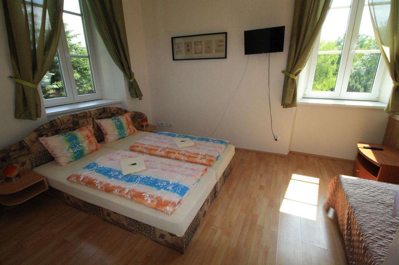 Bynovecky Zamecek Hotel ภายนอก รูปภาพ