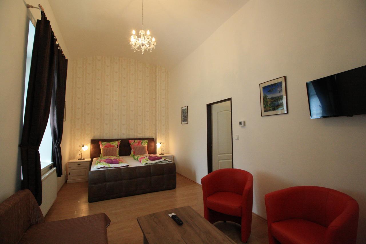 Bynovecky Zamecek Hotel ภายนอก รูปภาพ