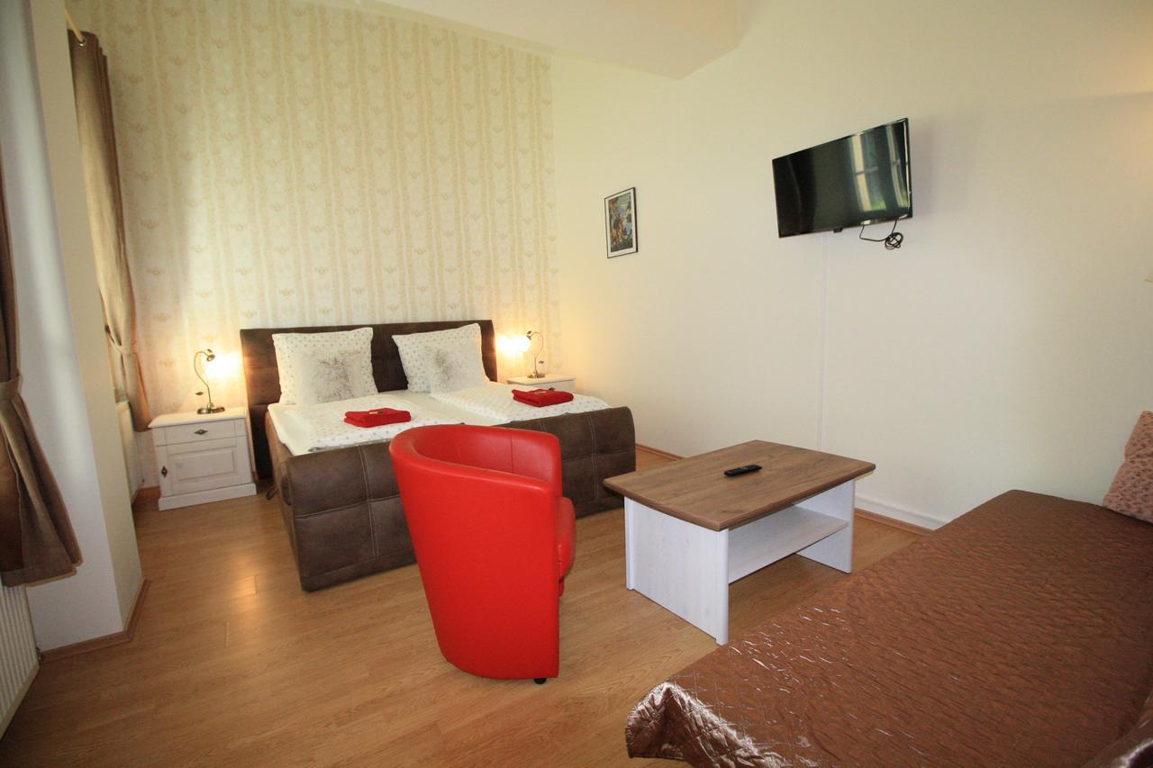 Bynovecky Zamecek Hotel ภายนอก รูปภาพ